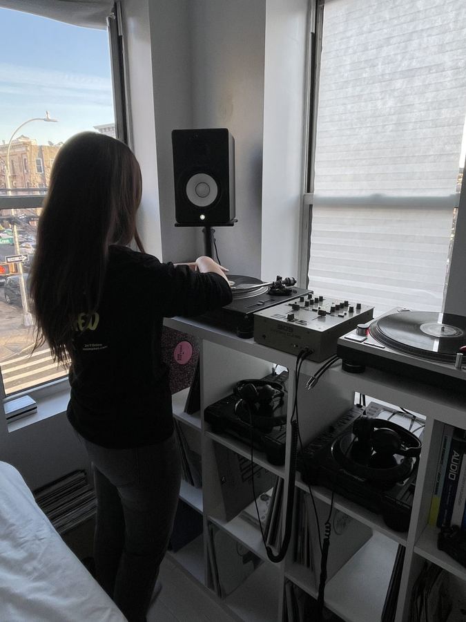 Student practicing on turntables in a Long Blend lesson
