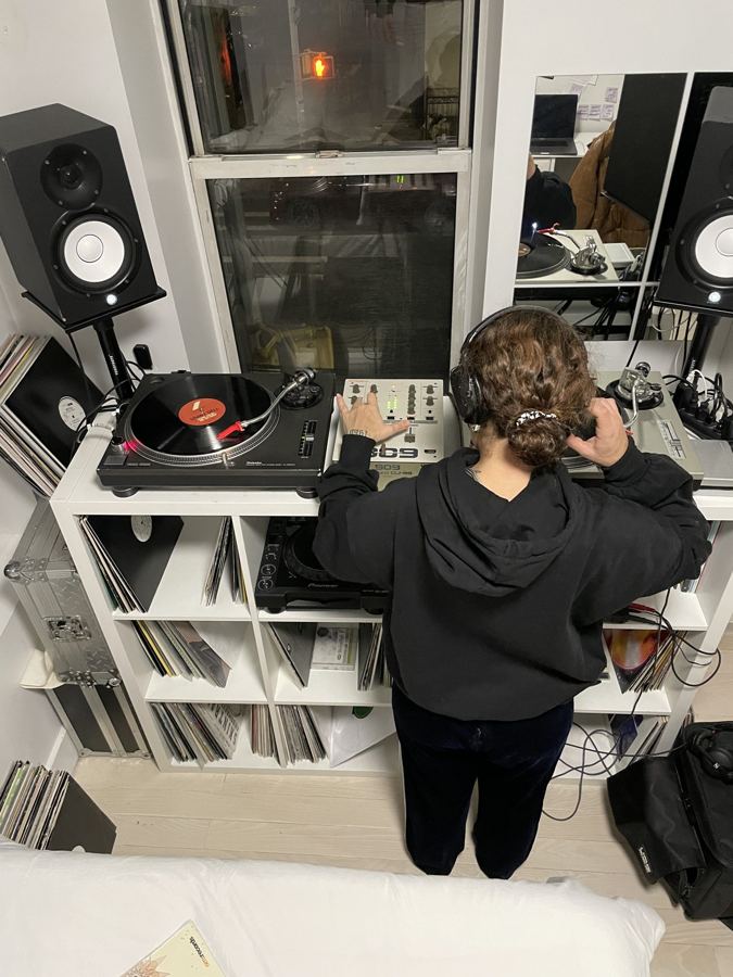 Student practicing on turntables in a Long Blend lesson
