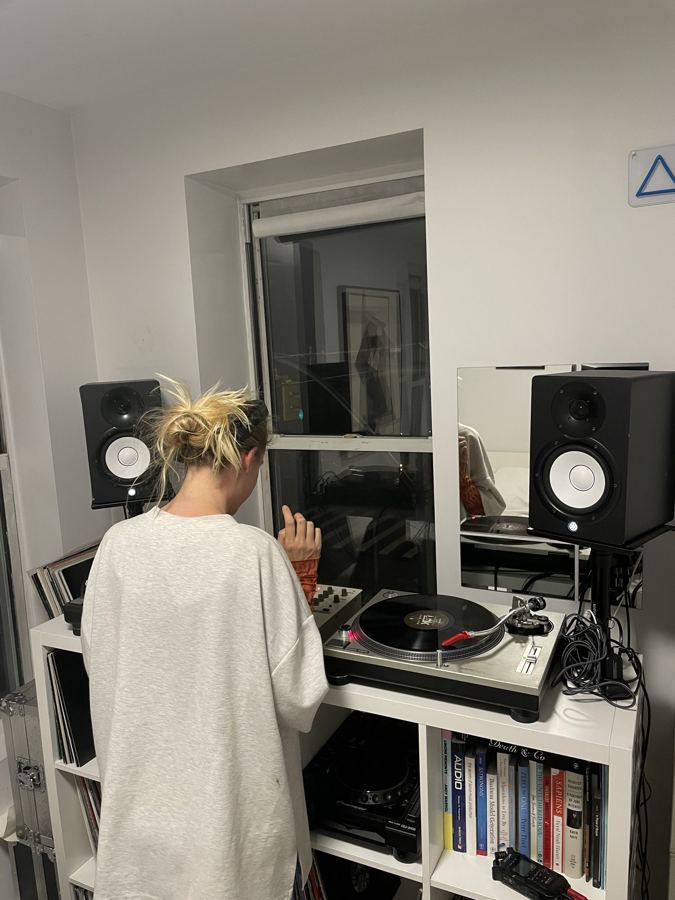 Student practicing on turntables in a Long Blend lesson