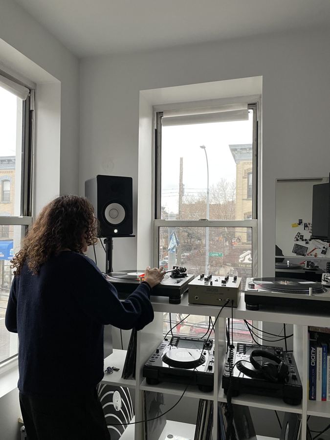 Student practicing on turntables in a Long Blend lesson